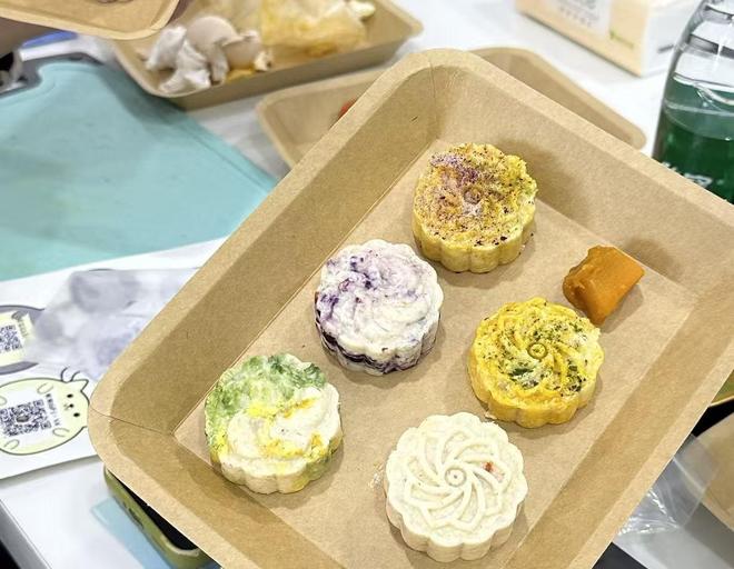 饼热销还可量身定制有商家一周内售出上千枚麻将胡了“毛孩子”也过中秋！成都宠物月(图2)