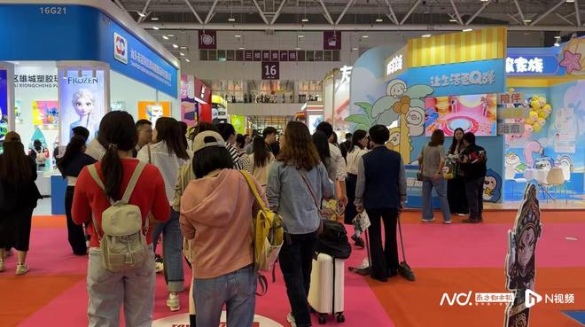 超720亿玩具厂家花式推新品、降价抢客PG电子游戏麻将胡了潮玩市场去年规模(图2)