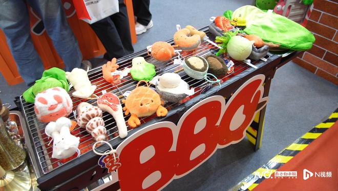 超720亿玩具厂家花式推新品、降价抢客PG电子游戏麻将胡了潮玩市场去年规模(图7)